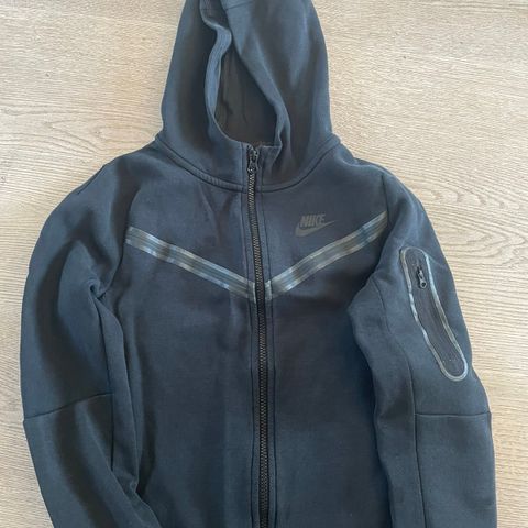 Nike Tech fleece jakke + Nike t-skjorte