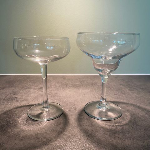 Cocktailglass og champagneglass