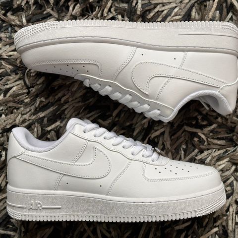 (HELT NYE) NIKE AIR FORCE 1 07’