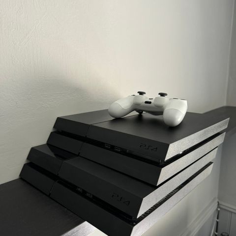 2x PS4 selges - Begge er startet nylig og begge fungerer (500 hver)