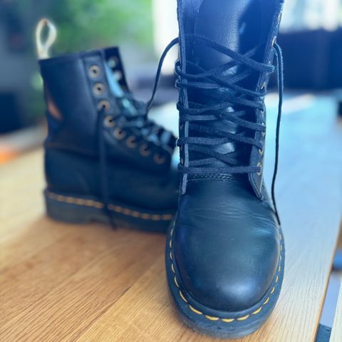 Veldig pent og lite brukt Dr Martens sko i str 37🤩