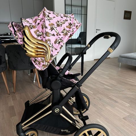 Barnevognen Cybex Priam Lux Cherub Pink by Jeremy Scott