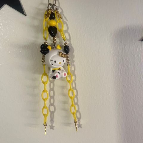 Hello kitty nøkkelring 🐮💛🖤