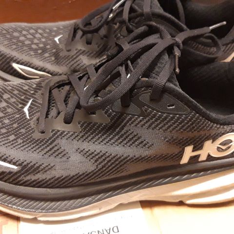 Hoka clifton 9 str 42  2/3. Ingen slittasje på helene.