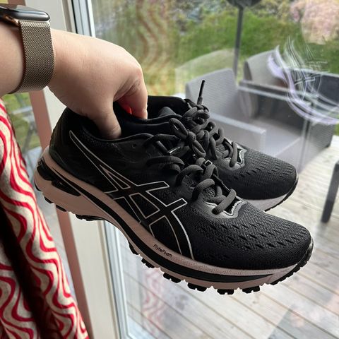 Løpesko fra Asics str 40 - brukt 2 ganger kun inne på treningsstudio!