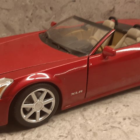 2001 CADILLAC XLR GMTM MODELLBIL I SKALA 1:18