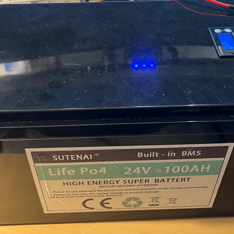 Lett 24V LiFePO4 batteri med rundt 25 Ah kapasitet - altså rundt 600 Wh