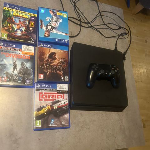 Ps4 noen år gamalt men skal funke fint!