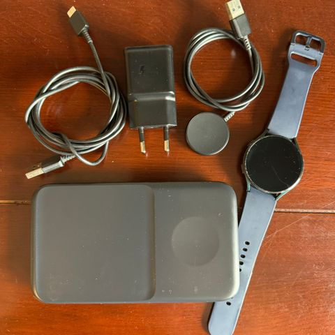 Samsung Galaxy Watch 4 (44 mm) + Duo Charger