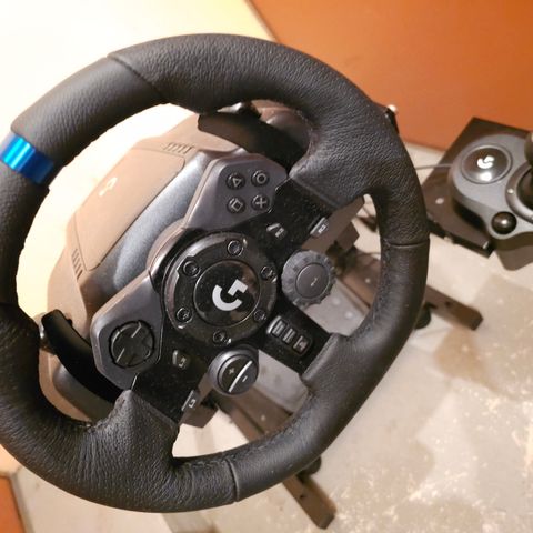 Logitech ratt og pedaler m stativ