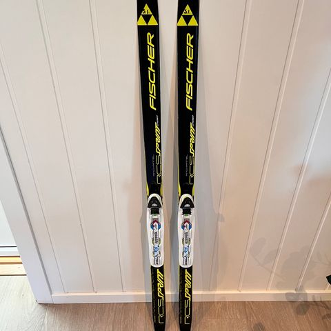 Komplett skipakke for barn. Ski, binding, sko og staver. 130cm/ skostr 30