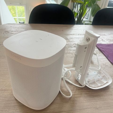 2 sonos one med veggfeste