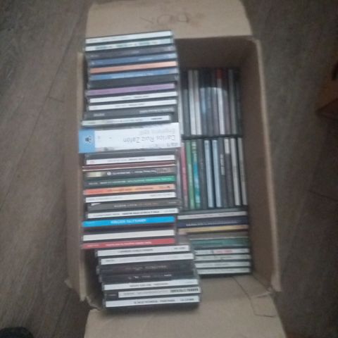 En eske 80-90 cd'er