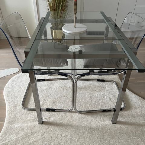 Stilig glassbord - spisebord