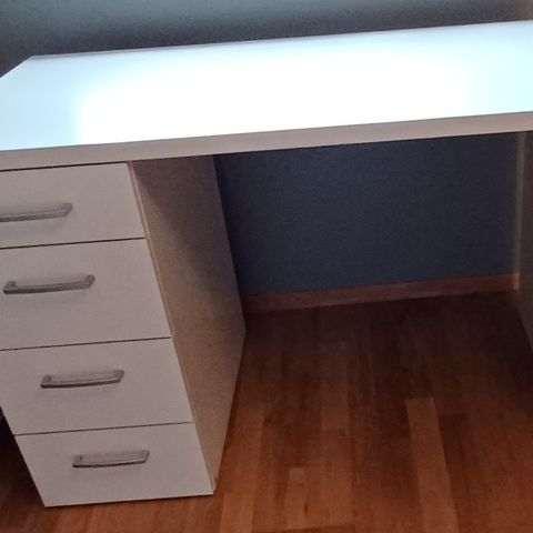 Skrivebord fra IKEA