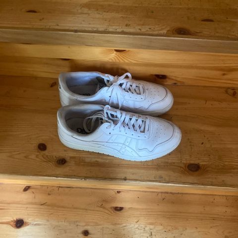 Hvite Asics - Brukt i grandulat - 150kr