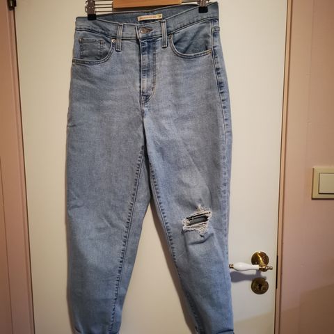 Levis mom jeans str 28