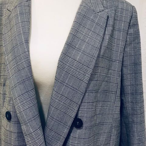 Dressjakke/ Blazer. Grå, rutet. Dobbeltspent. Str. 44