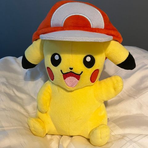 TOMY Pokémon plysj - Pikachu Ash sin hattversjon