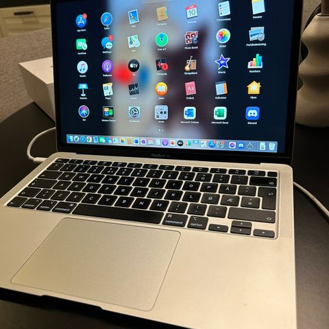 MacBook Air 13" (2020). 8GB, sølv.