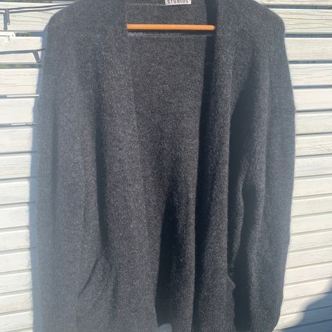 Acne Studio koksgrå cardigan.