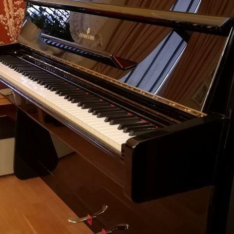 Steinway & Sons piano sort tilsalgs.