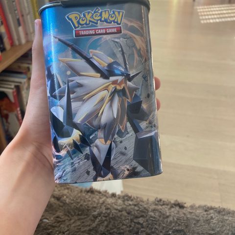 Pokemon boks fra 2018 med kommer med bulk