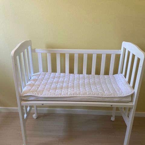 Bedside crib fra JLY