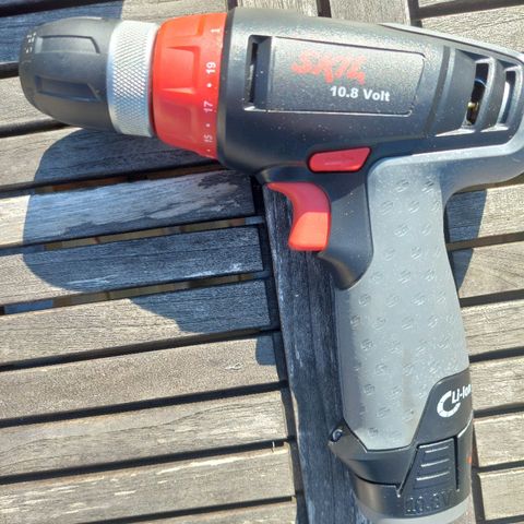 Skilsdrive cordless batteridrill.