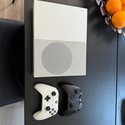 XBOX ONE S m/ 2 kontroller