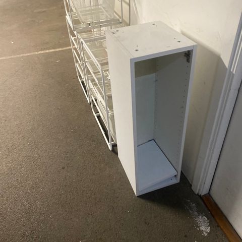 Smal hylleseksjon fra IKEA gis bort