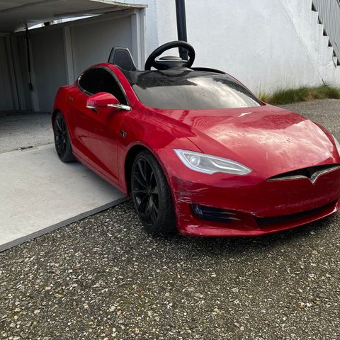 2 stk Tesla for barn/kids - elektrisk bil med garasje