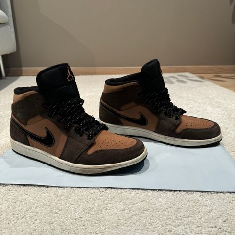 AIR JORDAN 1 MID SE, strls 45. Brun