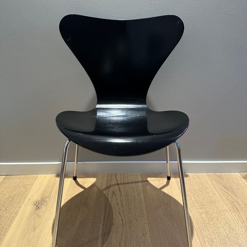 4 svarte Arne Jacobsen Syvern stoler til salgs. Gi bud!