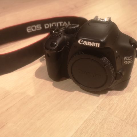 Canon EOS 550D i god stand