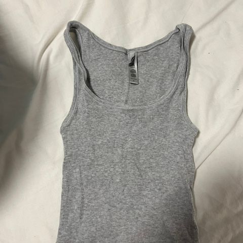 SKIMS topp / singlet str S