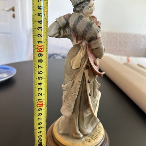 B. Merli Figurine Capodimonte Italy porselensfigur ca 30cm høy