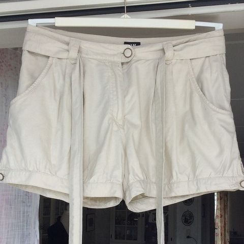 BEIGE SHORTS MED BELTE STR. 40