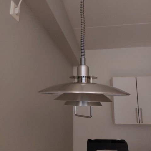 Taklampe med regulerbar høyde