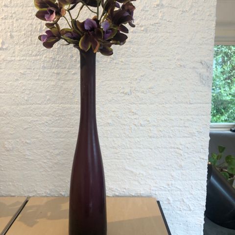 Vase med plastblomst