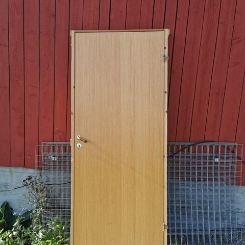 Innendør med karm - tre - 209cm x 89cm x 4,2cm