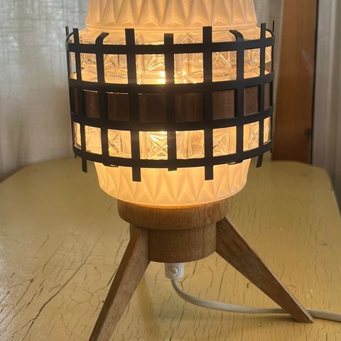 Herlig vintage bordlampe fra 1960-tallet, glasskuppel m kobber og smijern, retro