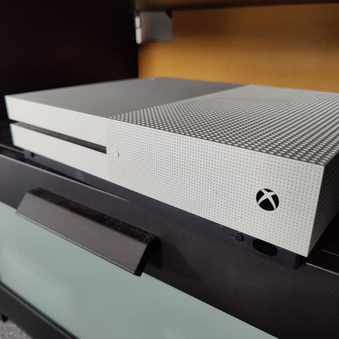 Xbox one S med alle kabler og en kontroll