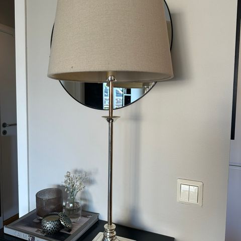 Lampe med beige lampeskjerm