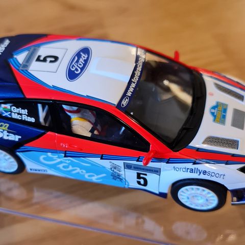 Modell Scalextric bil Ford Focus WRC 13 cm lang.