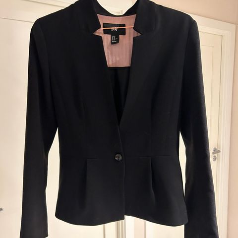 Feminin blazer fra HM