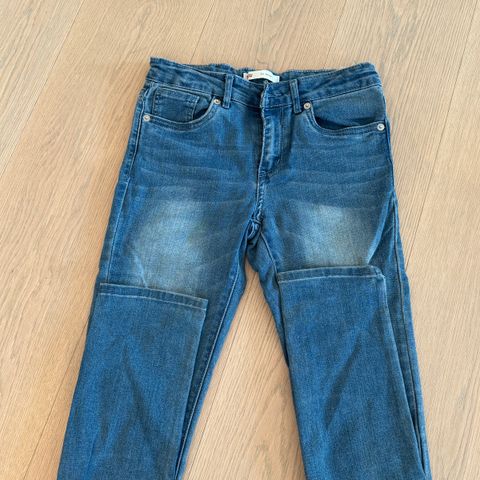 Pent brukte Levis jeans til jente str 152