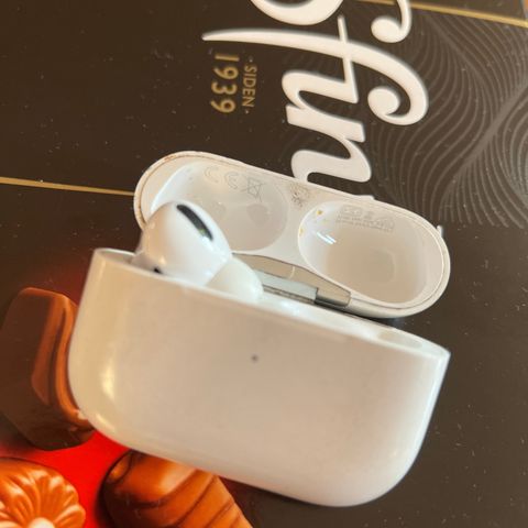 AirPods pro med venstre ørepropper.