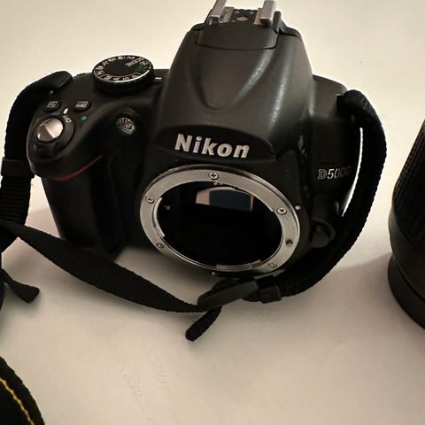 Nikon D5000 med to objektiv, blitz og Nikon bag selges