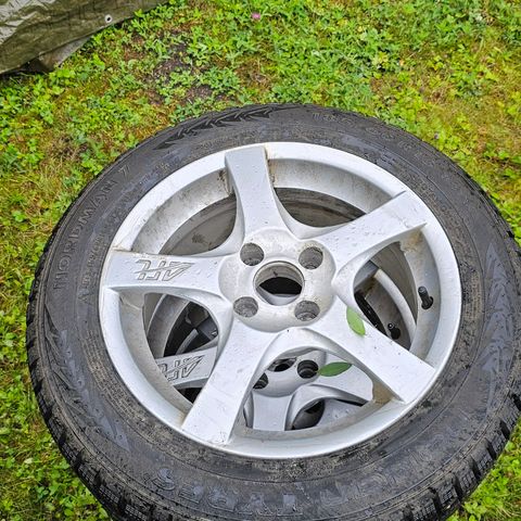 Felger med bra NOKIAN  pigdekk 185/60-R15